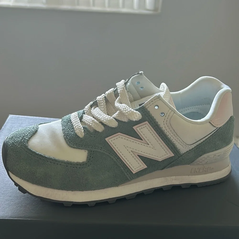Women’s New Balance 574 - Picture 1 of 4